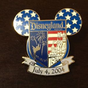Disneyland 2004 July 4th US Flag pin Cast Only